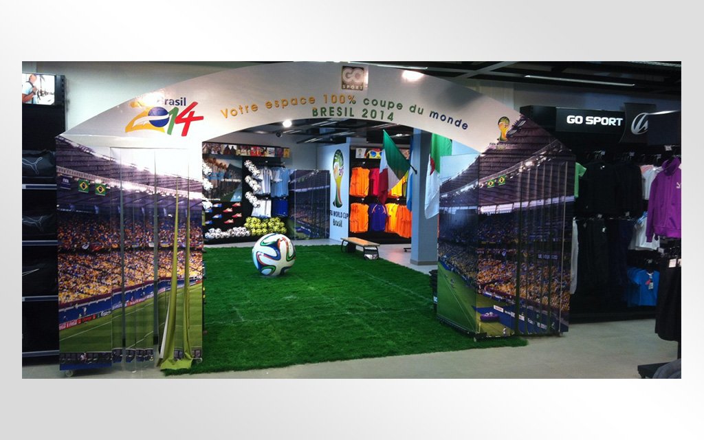 fabrication et pose d'enseigne Go Sport La Marsa: Opération Coupe du monde 2014 Nous avons conçu puis produit une affiche pour notre client Go Sport pour son magasin de la Marsa, Le visuel faisant partie de l'opération habillage magasin pour la coupe du monde Brésil 2014. L'affiche fait 3m par 5m imprimée sur bâche enduite, et a été accrochée au dessus de l'entrée du magasin dédié par le biais d'une structure en aluminium. Opération effectuée en Mai 2014.