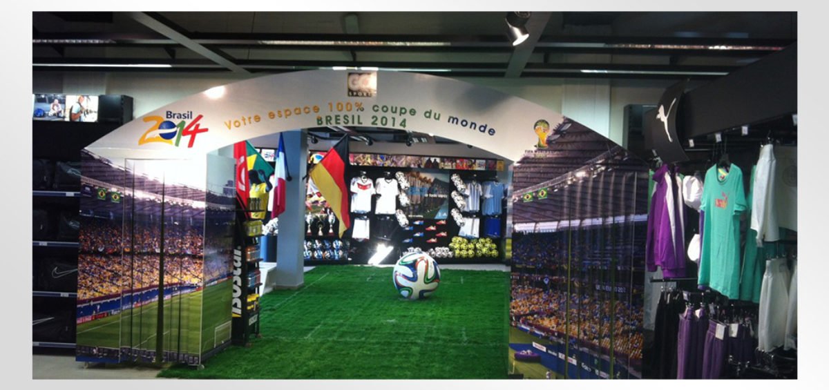 fabrication et pose d'enseigne Go Sport La Marsa: Opération Coupe du monde 2014 Nous avons conçu puis produit une affiche pour notre client Go Sport pour son magasin de la Marsa, Le visuel faisant partie de l'opération habillage magasin pour la coupe du monde Brésil 2014. L'affiche fait 3m par 5m imprimée sur bâche enduite, et a été accrochée au dessus de l'entrée du magasin dédié par le biais d'une structure en aluminium. Opération effectuée en Mai 2014.